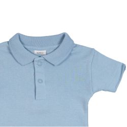 Petit Bateau. Kortærmet lyseblå body med polokrave, udsnit